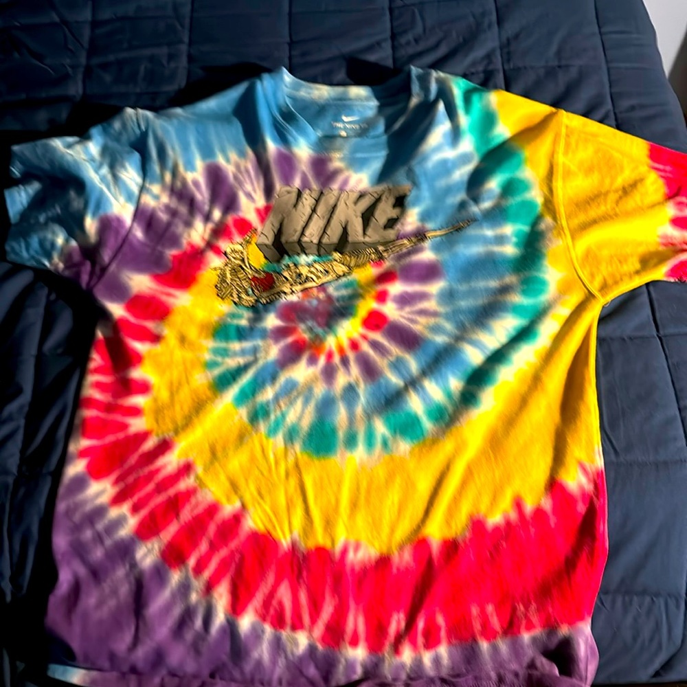Nikes M smalll short sleeved tie-dye